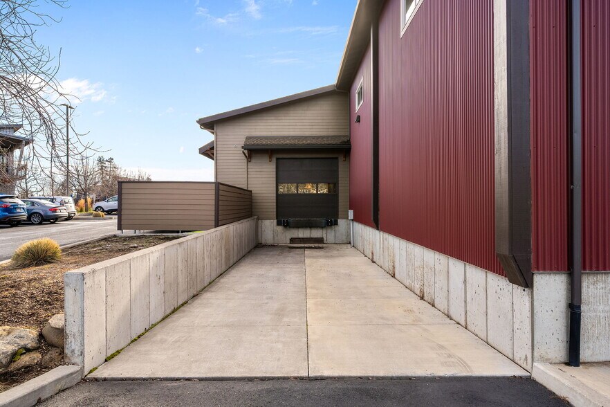 More Photos Of 270 E Sun Ranch Dr, Sisters Industrial For Sale