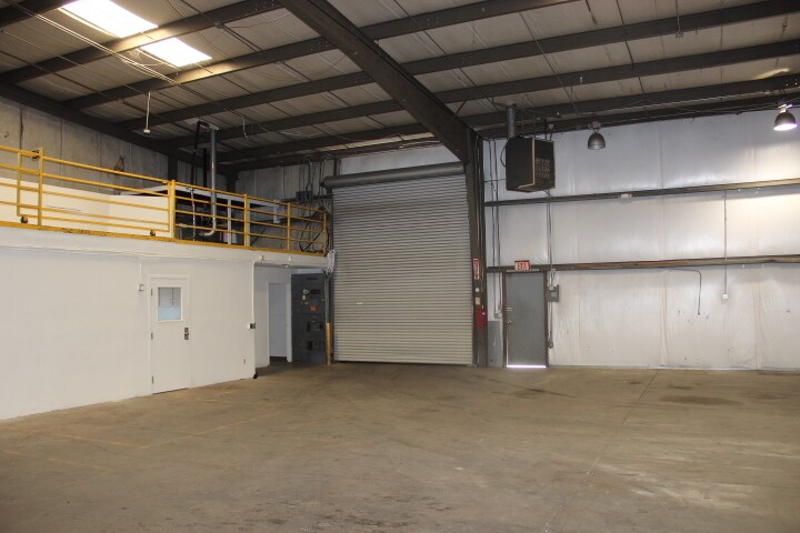 More Photos Of 445 E Menlo Ave, Hemet Warehouse For Lease
