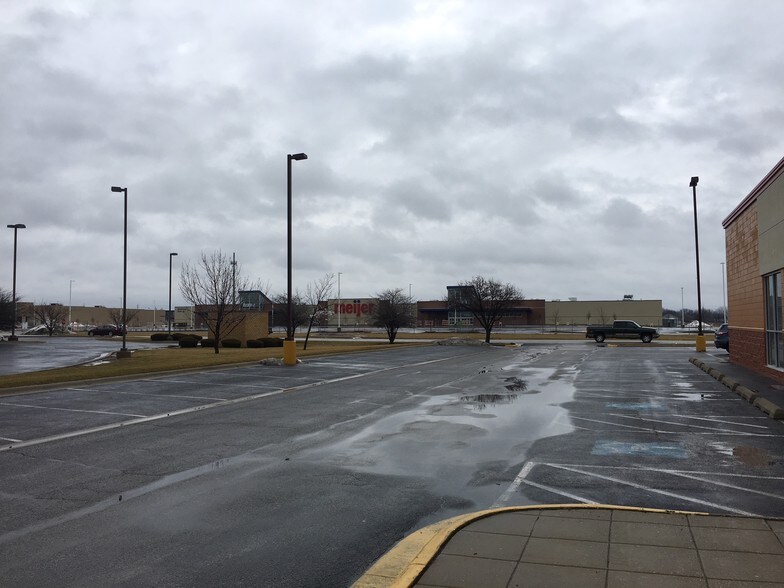 More Photos Of 990 N Kinzie Ave, Bradley Unknown For Lease