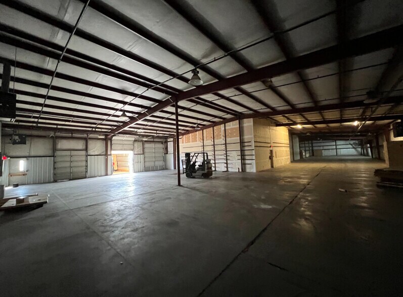 More Photos Of 2735 Poplar St, Montgomery Warehouse For Lease