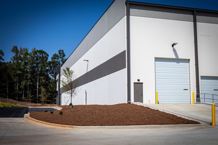 More Photos Of 5720 Trade Dr, Alpharetta Warehouse For Lease