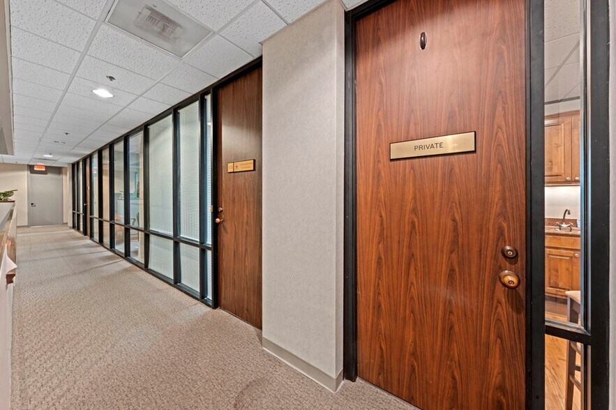 More Photos Of 222 S Sidney Baker St, Kerrville Office For Sale