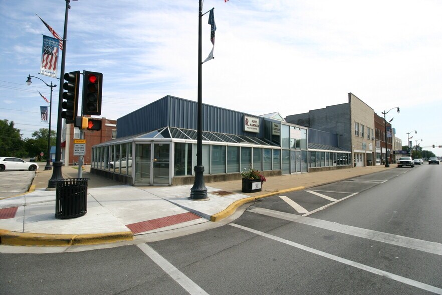 Primary Photo Of 200 E Walnut St, Watseka Medical For Sale