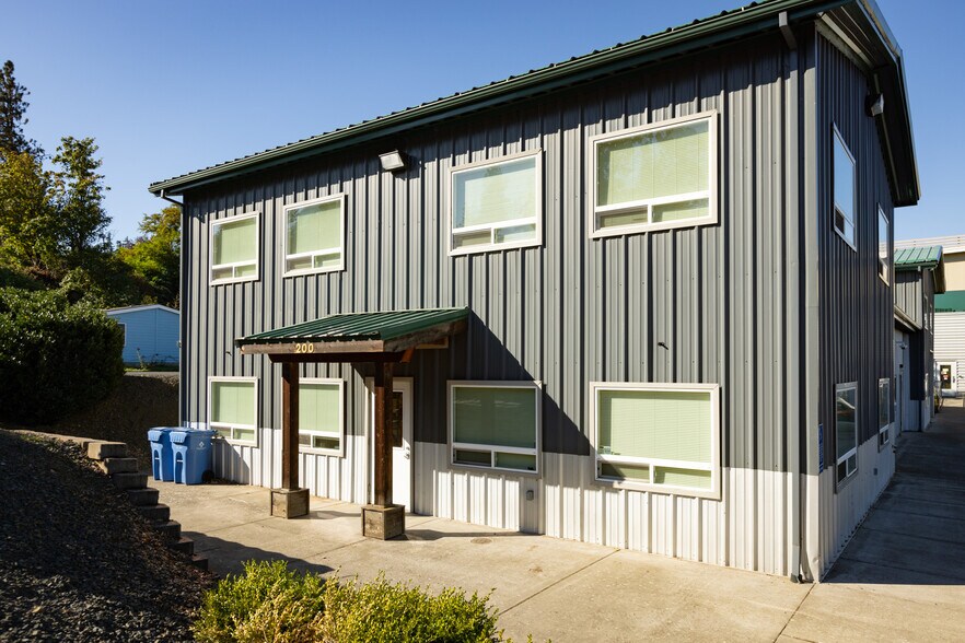 More Photos Of 200 N Wasco Ct, Hood River Warehouse For Sale