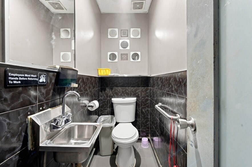 More Photos Of 1557 Second Ave, New York Apartments For Lease