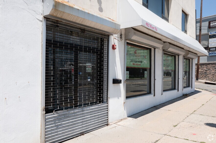 More Photos Of 982 River Rd, Edgewater Freestanding For Lease