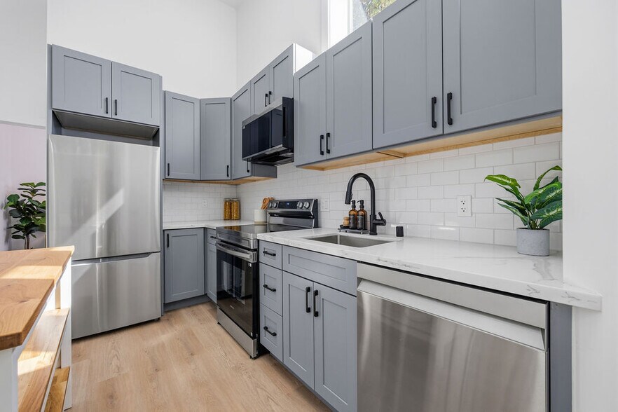 More Photos Of 2730 23rd St, San Francisco Showroom For Sale