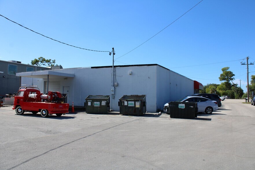 More Photos Of 4601 Fowler St, Fort Myers Freestanding For Lease