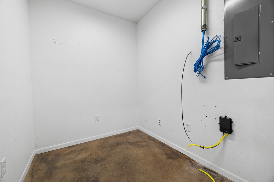 More Photos Of 207 N Henderson Blvd, Kilgore General Retail For Sale