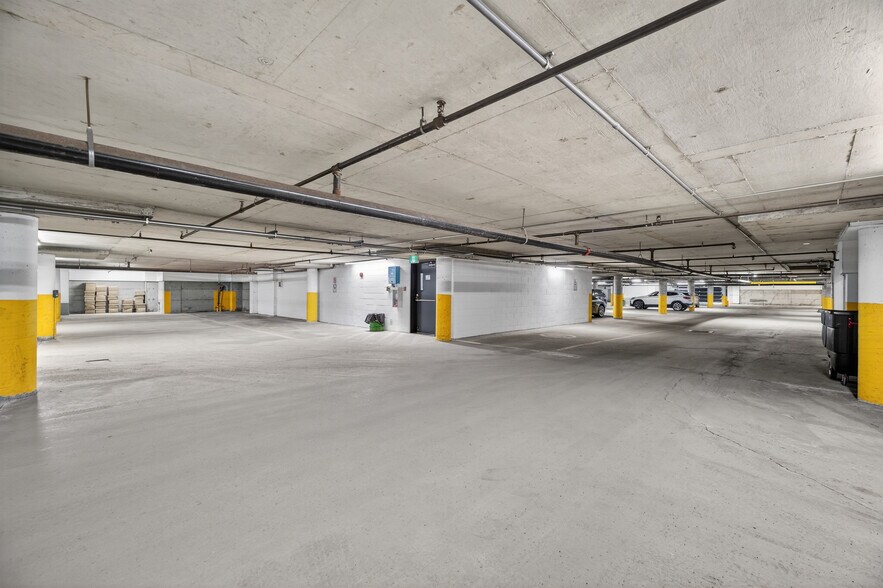 More Photos Of 455 Boul Fénelon, Dorval Medical For Lease