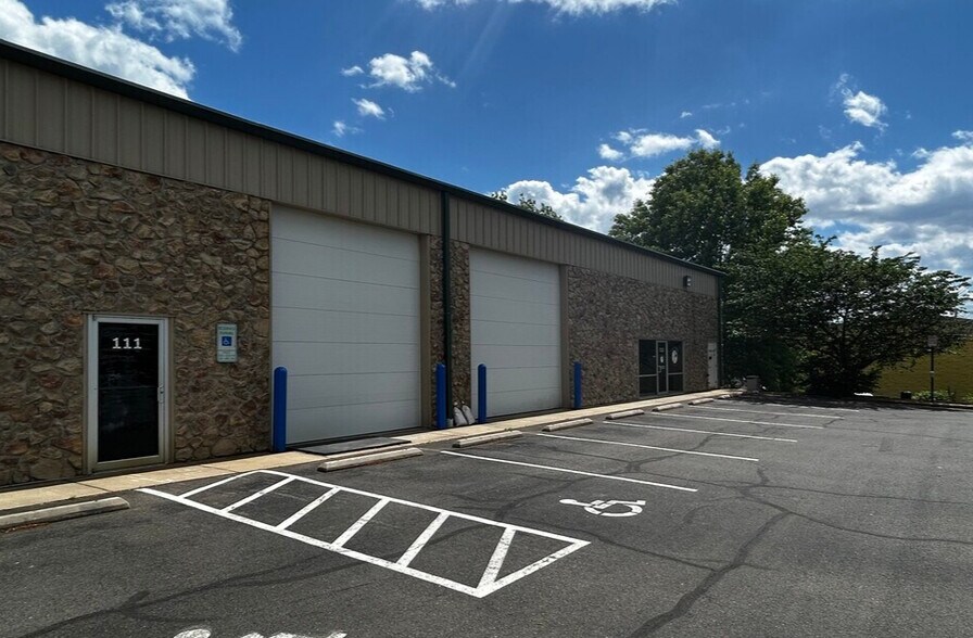 Primary Photo Of 21 Perchwood Dr, Fredericksburg Showroom For Lease