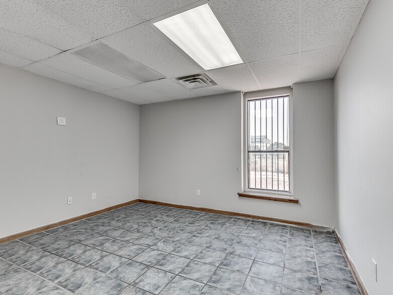 More Photos Of 901 N Virginia Ave, Oklahoma City Manufacturing For Sale