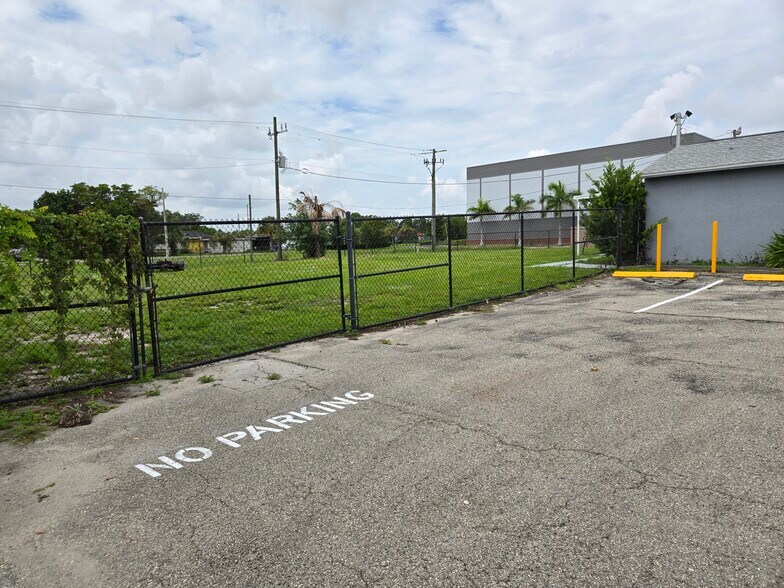 More Photos Of 3696 Dr Martin Luther King Jr Blvd, Fort Myers Freestanding For Lease
