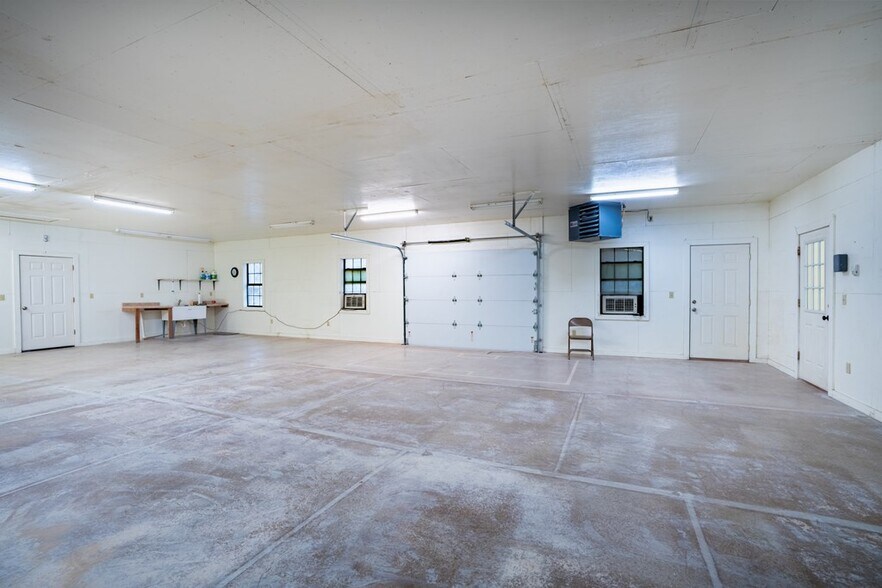 More Photos Of 315 Roy St, Kerrville Warehouse For Sale