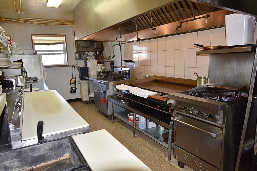 More Photos Of 1826 1st St W, Independence Restaurant For Sale