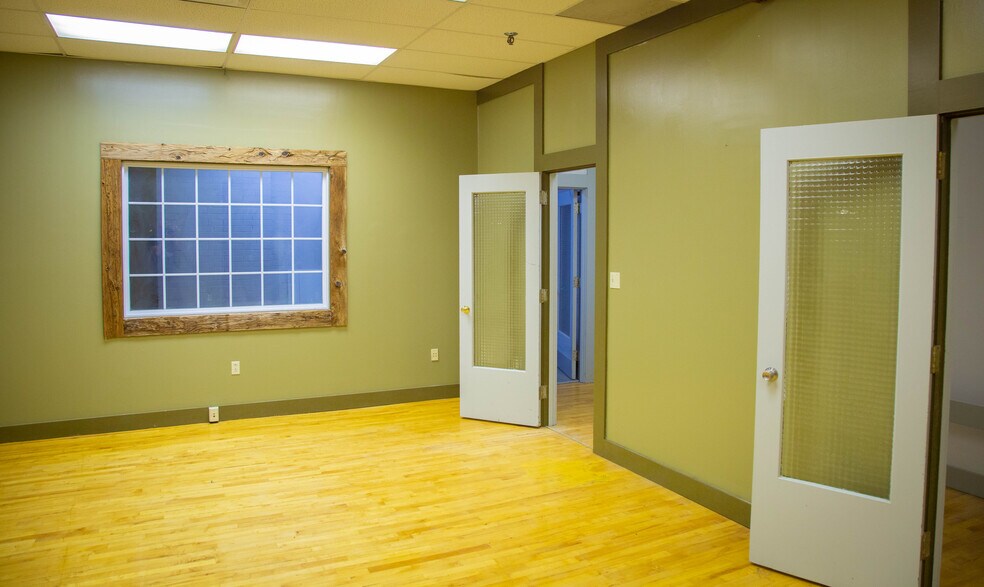 More Photos Of 700 Hepburn St, Milton Showroom For Lease