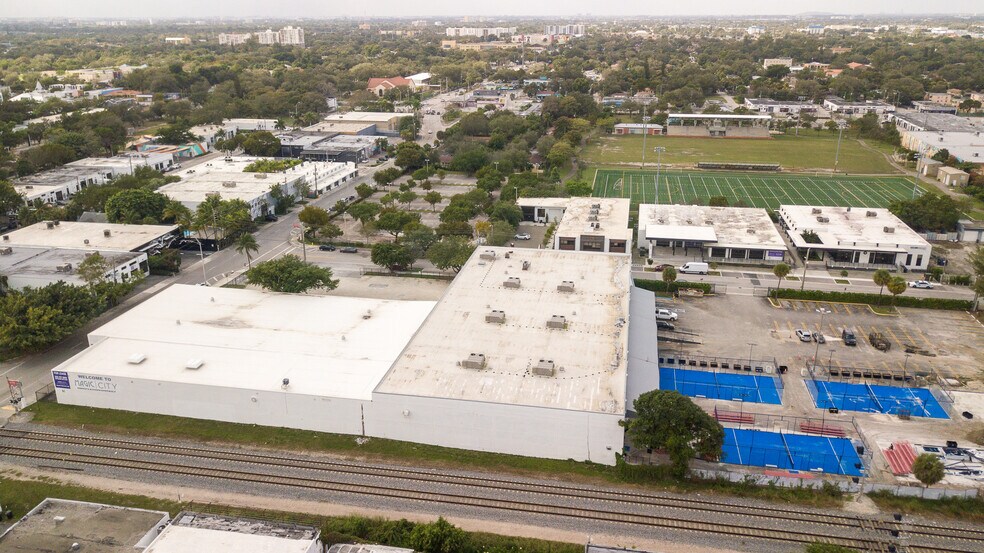 More Photos Of 415 NE 62nd St, Miami Warehouse For Lease