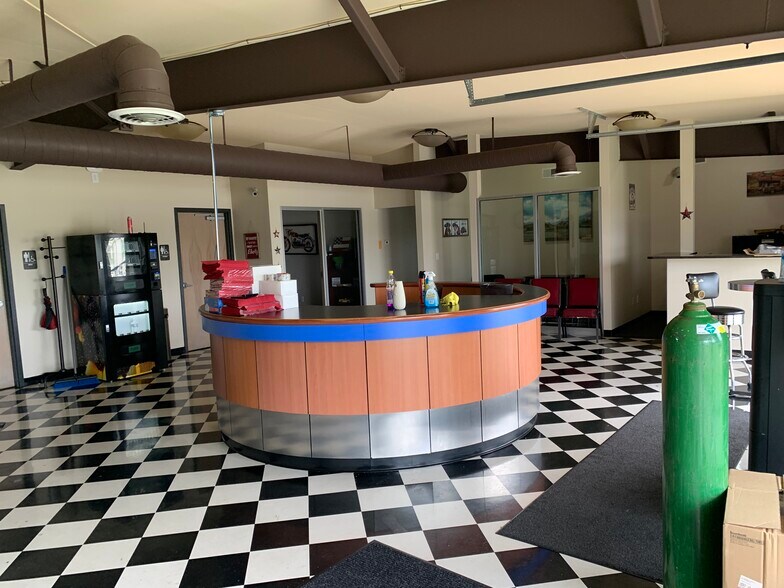 More Photos Of 997 S Riverside Dr, Clarksville Freestanding For Lease