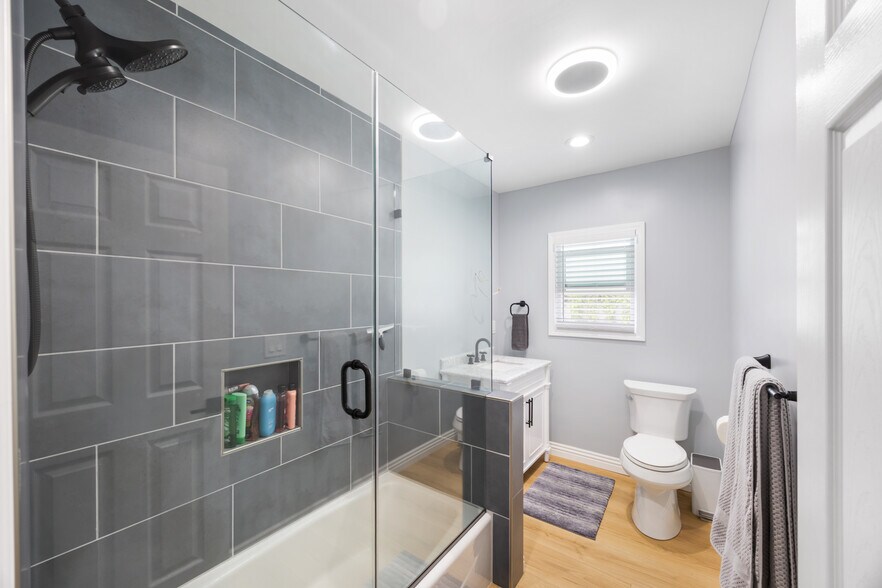 More Photos Of 14128 Paramount Blvd, Paramount Warehouse For Sale