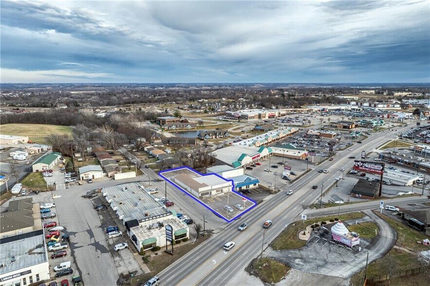 More Photos Of 2327 N Belt Hwy, Saint Joseph General Retail For Lease