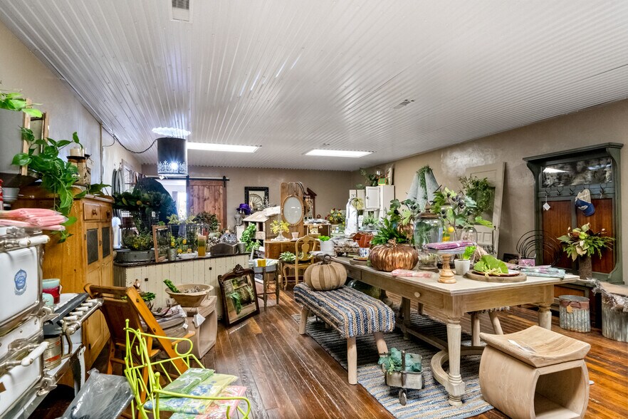 More Photos Of 122 E Cranston Ave, Fowler Flex For Sale