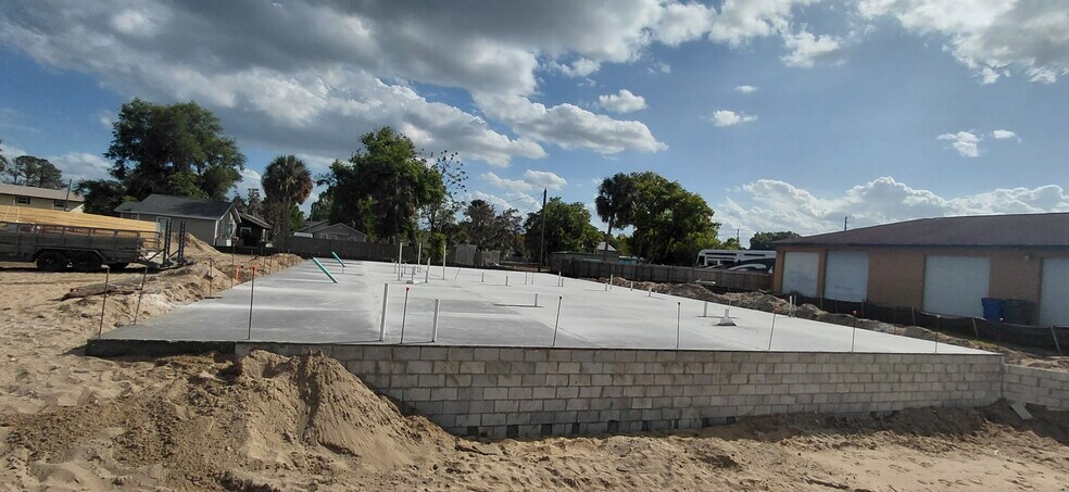 Primary Photo Of West Alfred st, Tavares Warehouse For Lease