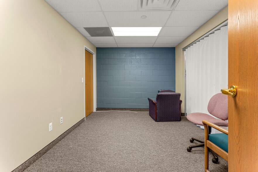 More Photos Of 35640 W Michigan Ave, Wayne Medical For Lease