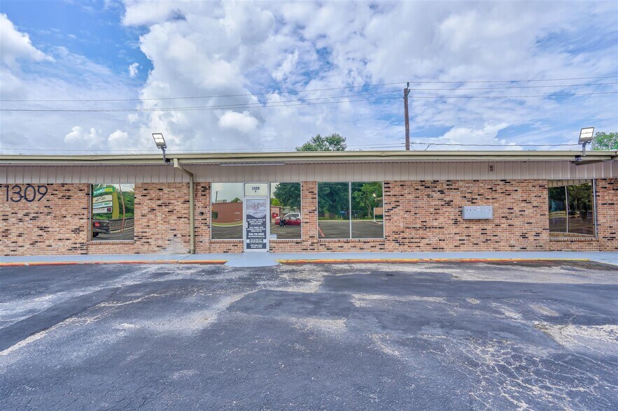 More Photos Of 1301-1309 Sandy Ln, Baytown General Retail For Sale