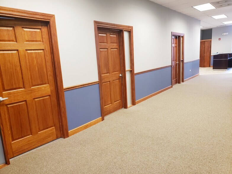 More Photos Of 20635 Abbey Woods Ct N, Frankfort Loft Creative Space For Sale