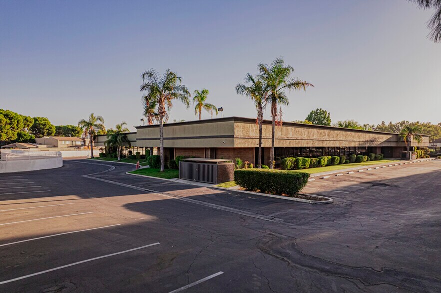 More Photos Of 5558 California Ave, Bakersfield Office For Lease
