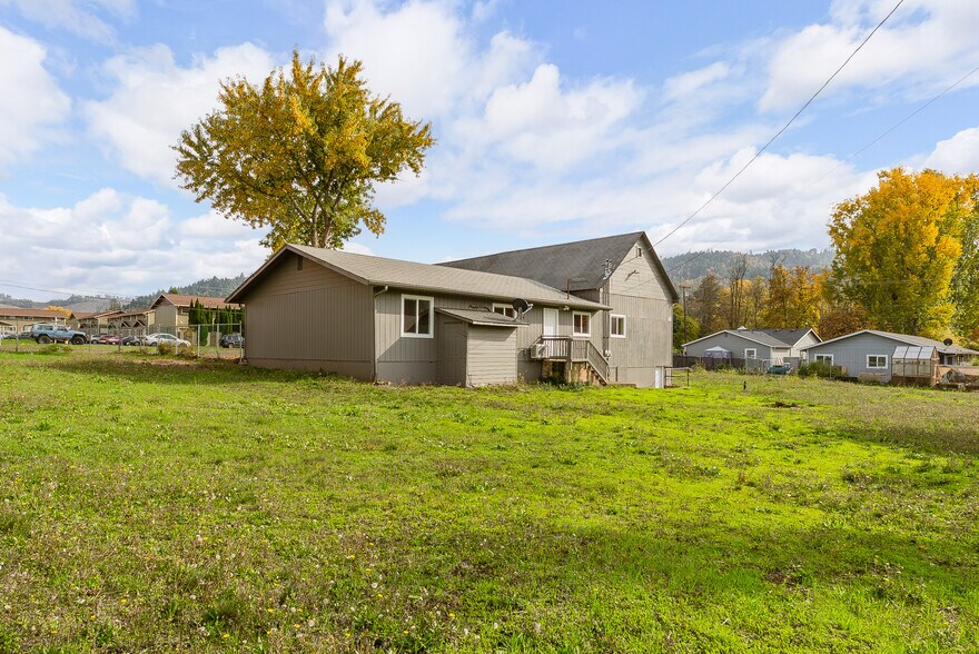 More Photos Of 132 NE Rifle Range St, Roseburg Apartments For Sale