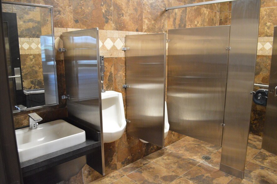 More Photos Of 8317 Gateway Ter, Oklahoma City Showroom For Sale