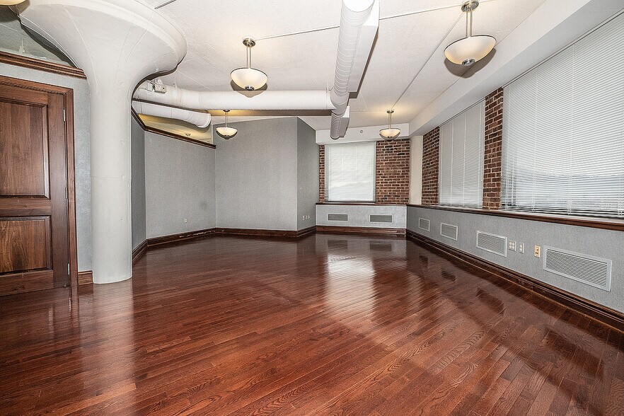 More Photos Of 2001 Main St, Wheeling Office For Lease