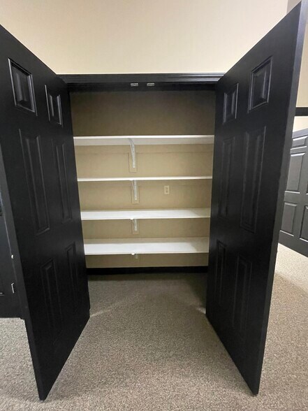 More Photos Of 2585 Eastwood Dr, Columbus Office For Lease