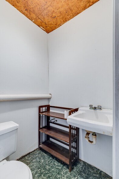 More Photos Of 805 Elm St, Bastrop Distribution For Sale