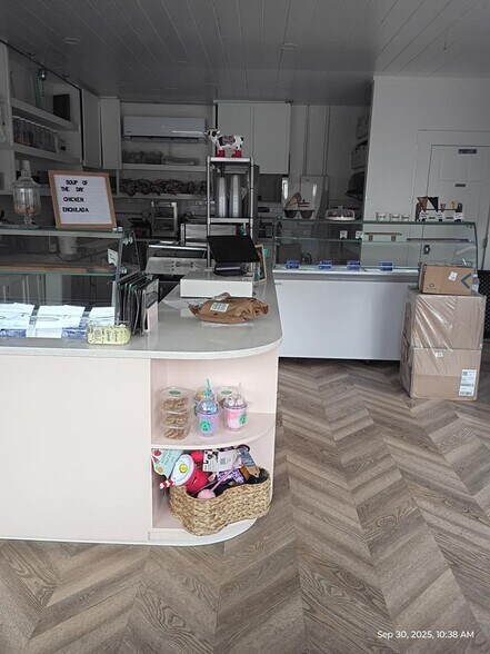 More Photos Of 110 E Market St, Chatsworth Flex For Sale