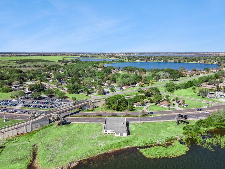 More Photos Of 1300 S Lake Shore Way, Lake Alfred Freestanding For Sale