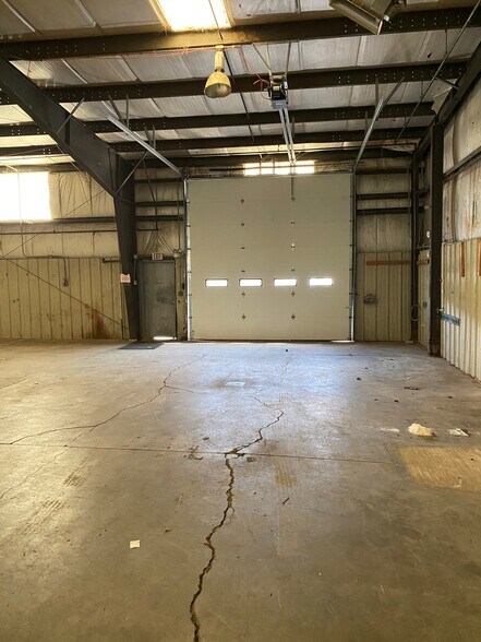 More Photos Of 665 Dawson Dr, Newark Showroom For Lease