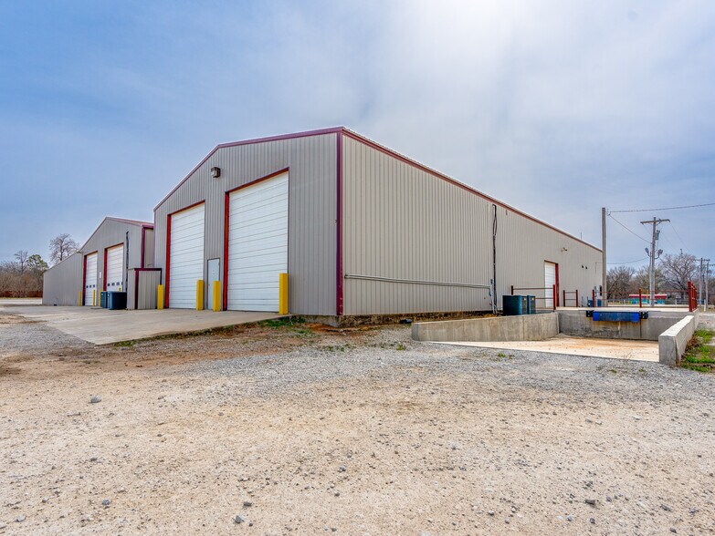 More Photos Of 122 N Hickory, Roff Flex For Sale