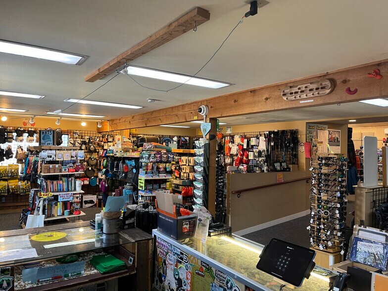 More Photos Of 38454 Pioneer Blvd, Sandy General Retail For Sale