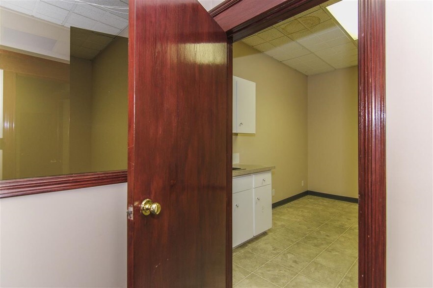 More Photos Of 1015 Centre St NW, Calgary Storefront Retail Residential For Lease