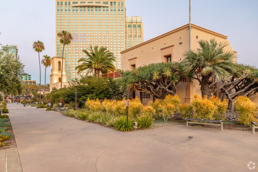 More Photos Of 789 W Harbor Dr, San Diego General Retail For Lease