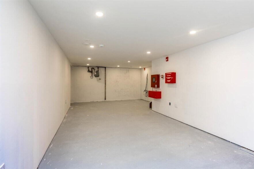 More Photos Of 166 Main St, Port Washington Storefront For Lease