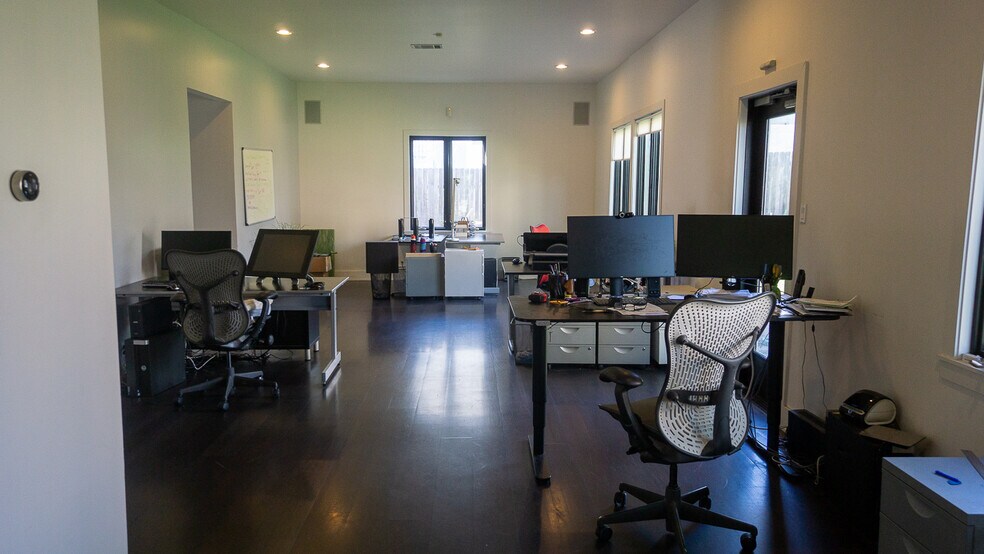 More Photos Of 106 Bagdad Ave W, Round Rock Office For Sale