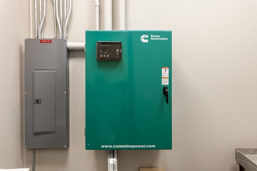 More Photos Of 422 NE 2nd Pl, Cape Coral Office For Lease