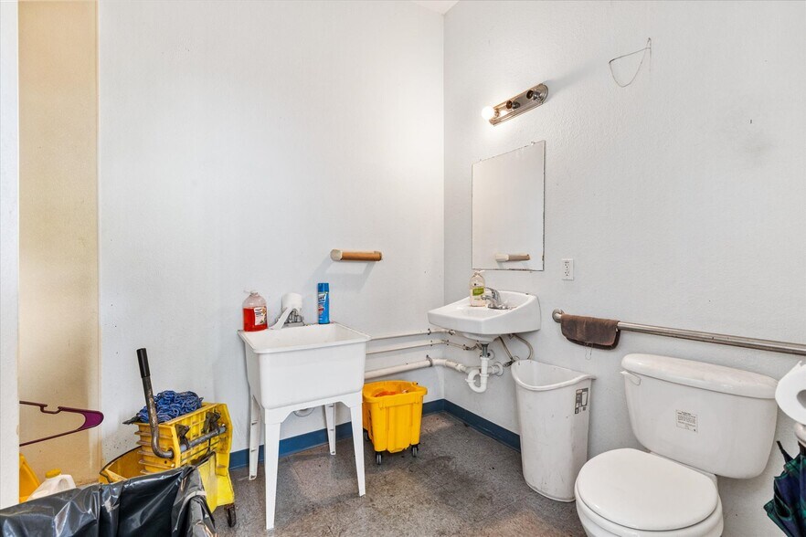 More Photos Of 118 Weber Ave, Leesburg Industrial For Sale