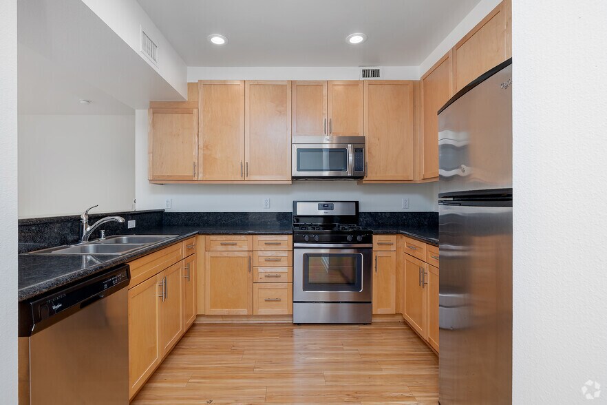 More Photos Of 214 Santa Monica Blvd, Santa Monica Apartments For Lease