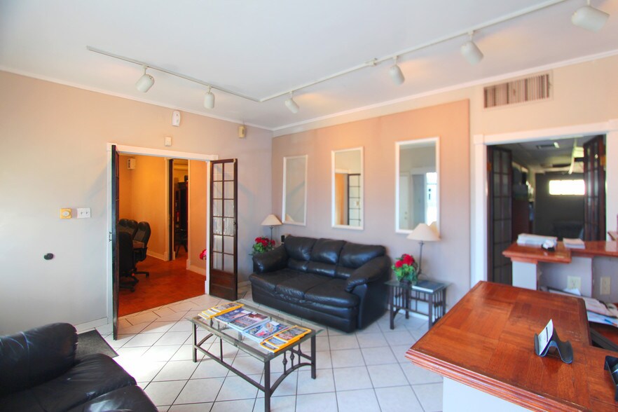 More Photos Of 1543 W Summit Ave, San Antonio Showroom For Sale