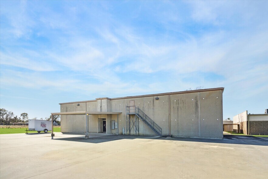 More Photos Of 1401 Mlk Blvd, El Campo Flex For Sale