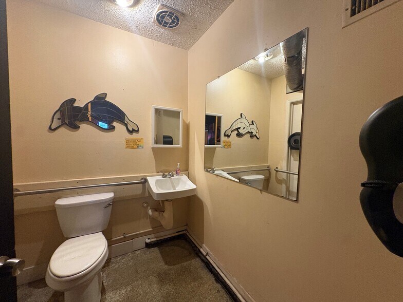 More Photos Of 160 Mayport Rd, Atlantic Beach Bar For Sale